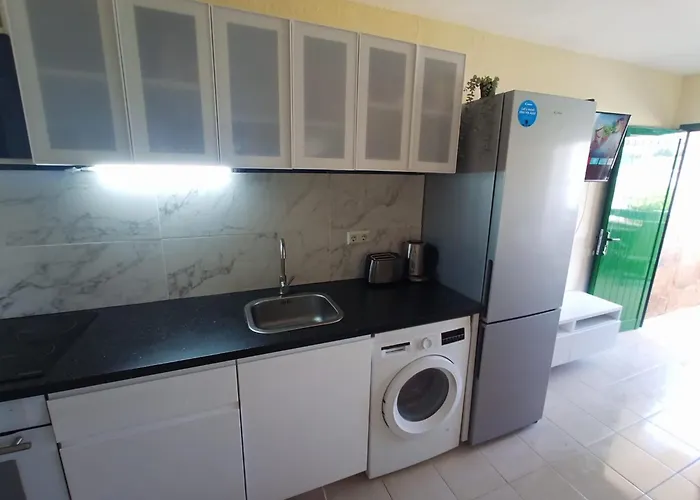 Sunny With Pool View By Ocean Lägenhet